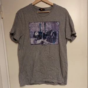 Cool tröja med tryck  - OBS!! står storlek L men passar mer nån som har S/M Köptes på en second hand i London men den är i bra skick! Pris kan alltid diskuteras:)