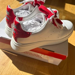 Vita Marc Jacobs skor (äkta!!) - Väldigt fina skor från mrc Jacobs i storlek 40. Skorna är äkta och i väldigt bra skick! Det är endast testade inomhus och säljer dom pga dom inte kommer till användning.  Rekommenderat pris 3799 Säljer skorna för 1299