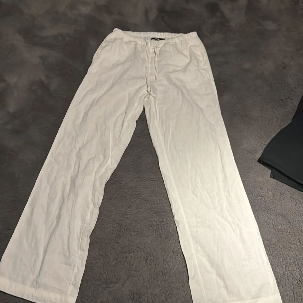 Ett par helt nya linne byxor från Bikbok i storlek XS aldrig använda endast testade en gång, säljer pågrund av att dom aldrig används. Nypris 600kr, pris kan diskuteras:). Jeans & Byxor.