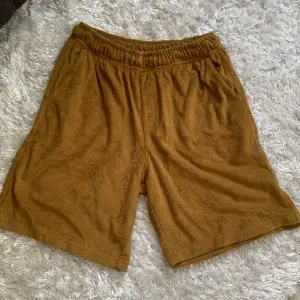 Tja säljer nu dessa sköna frotté shorts. Aldrig använda. Riktigt sköna nu till sommaren! Bara att fråga vid eventuella funderingar mvh 