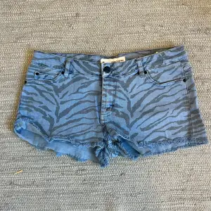 Supercoola zebra shorts. Midjemått 38cm, längd 24 cm. Köp via köp nu ❤️‍🔥