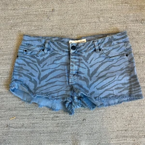 Zebra shorts - Supercoola zebra shorts. Midjemått 38cm, längd 24 cm. Köp via köp nu ❤️‍🔥