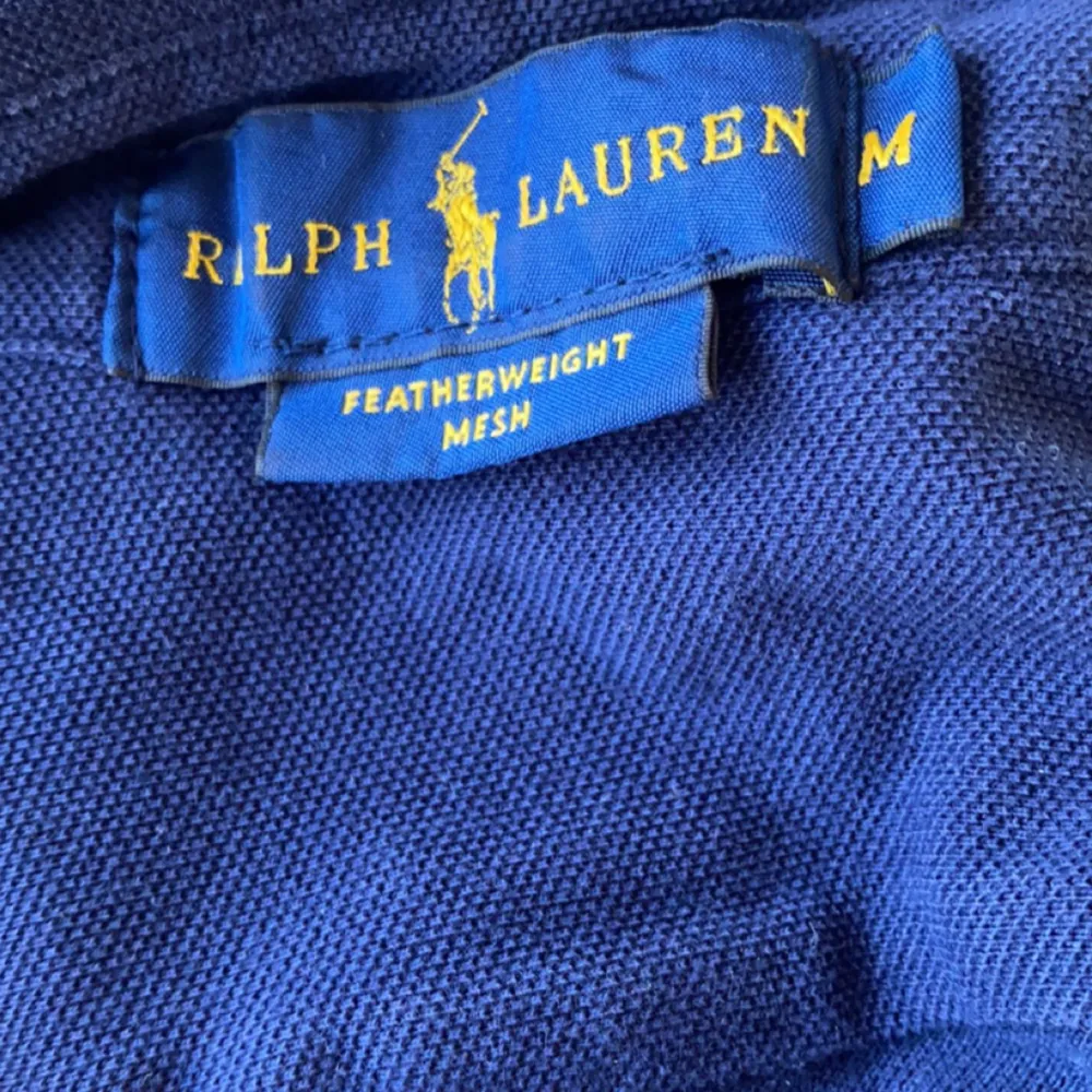 Riktigt chill Ralph Lauren skjorta i storlek M | Gott skick och passar perfekt nu till sommaren | Nypris på denna är 1700 kr och jag säljer för endast 449kr | Skriv vid minsta fråga eller fundering!. Skjortor.