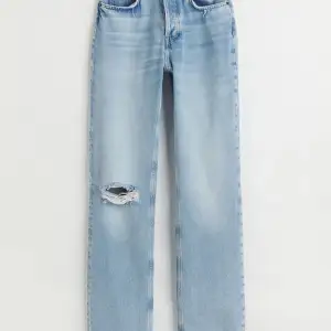 Säljer dessa slutsålda jeans från hm i storlek 32. Inte använda mer än 5 gånger. Säljs pga de inte passade. Skriv om ni vill ha fler bilder!