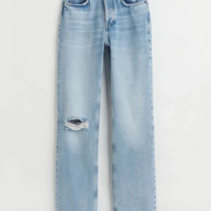 Slutsålda jeans hm - Säljer dessa slutsålda jeans från hm i storlek 32. Inte använda mer än 5 gånger. Säljs pga de inte passade. Skriv om ni vill ha fler bilder!
