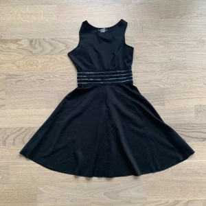 Chic festklänning  - Supersöt och chic klänning som kan användas till fest eller middag 😊det är storlek M men skulle säga att den är mer som XS/S. Helt oanvänd 🥰