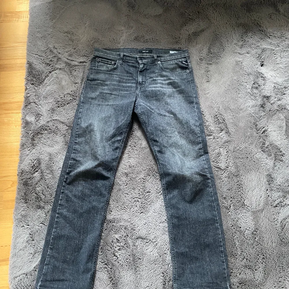 Tja! Säljer ett par helt nya Replay jeans i storlek 31/32🙌 Stretchiga och riktigt fräna👌 Kontakta mig ifall ni har frågor. Jeans & Byxor.
