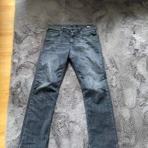 Tja! Säljer ett par helt nya Replay jeans i storlek 31/32🙌 Stretchiga och riktigt fräna👌 Kontakta mig ifall ni har frågor