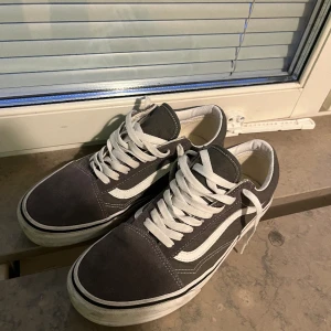 Vans  - Säljer mina gråa väns som knappt är använda. Köpta nyligen och har ett väldigt nytt skick. Pris kan diskuteras🤙🏼