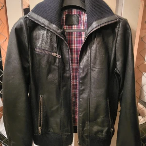 Skinnjacka i bra skick  - Hej har en Skinnjacka i bra skick som bara samlar damm strl M 