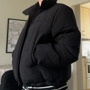 Vinterjacka Gina Tricot - Vinterjacka ifrån Gina Tricot, den är ifrån Young Gina, så storlek 158-164. Men passar även XS-S🥰