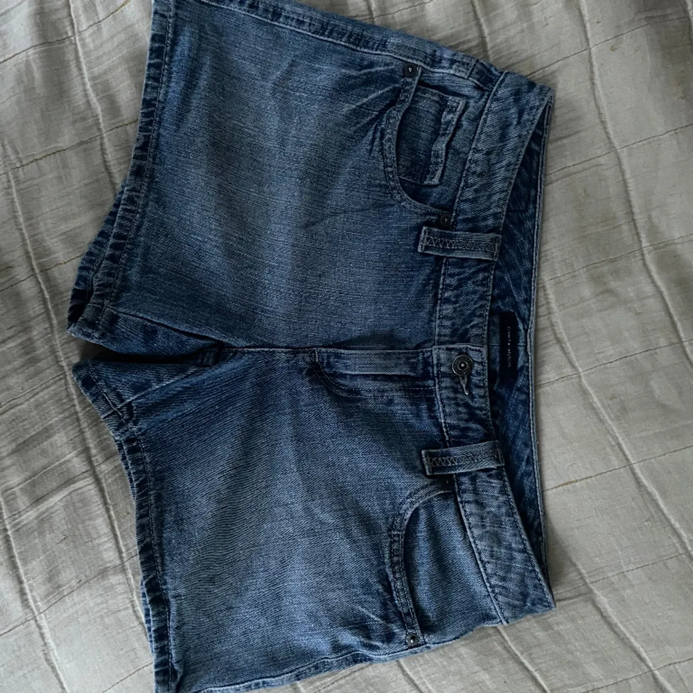 Jeans shorts från Tommy hilfiger med jätte snygga fickor och jätte snyg slitning💙 på lappen så står det storlek 6 och jag säljer för att dem är för stora för mig💙 skriv till mig om fler mått behövs💙. Shorts.