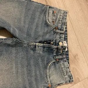 Mid waisted jeans från Zara. De är använda men i bra skick❣️Pris kan diskuteras<3
