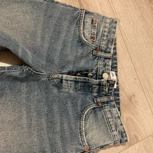 Mid waist jeans - Mid waisted jeans från Zara. De är använda men i bra skick💕