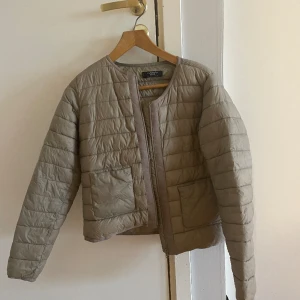 Mango dunjacka  - Dunjacka från mango knappt använd perfekt till våren 🩷