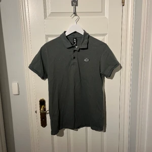 Replay piké - Snygg mörkgrön pike i storlek M från Replay 