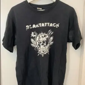 Cool bandtröja från bandet Slaktattack!! Köpt på secondhand för flera år sedan. En liten fläck syns på bild två samt missfärgning i armhålan på bild tre!! Står att storlek är L men jag bedömer att den känns mer som en M