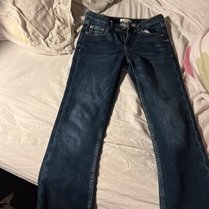 Låg midjade byxor från gina tricot⭐️ - Låg midjade byxor från gina/ de är ganska fina och är bra/ jag säljer denna för de är för stora i midjan för mig kontakta om du vill ha fler bilder :) /BILLIGTTTT