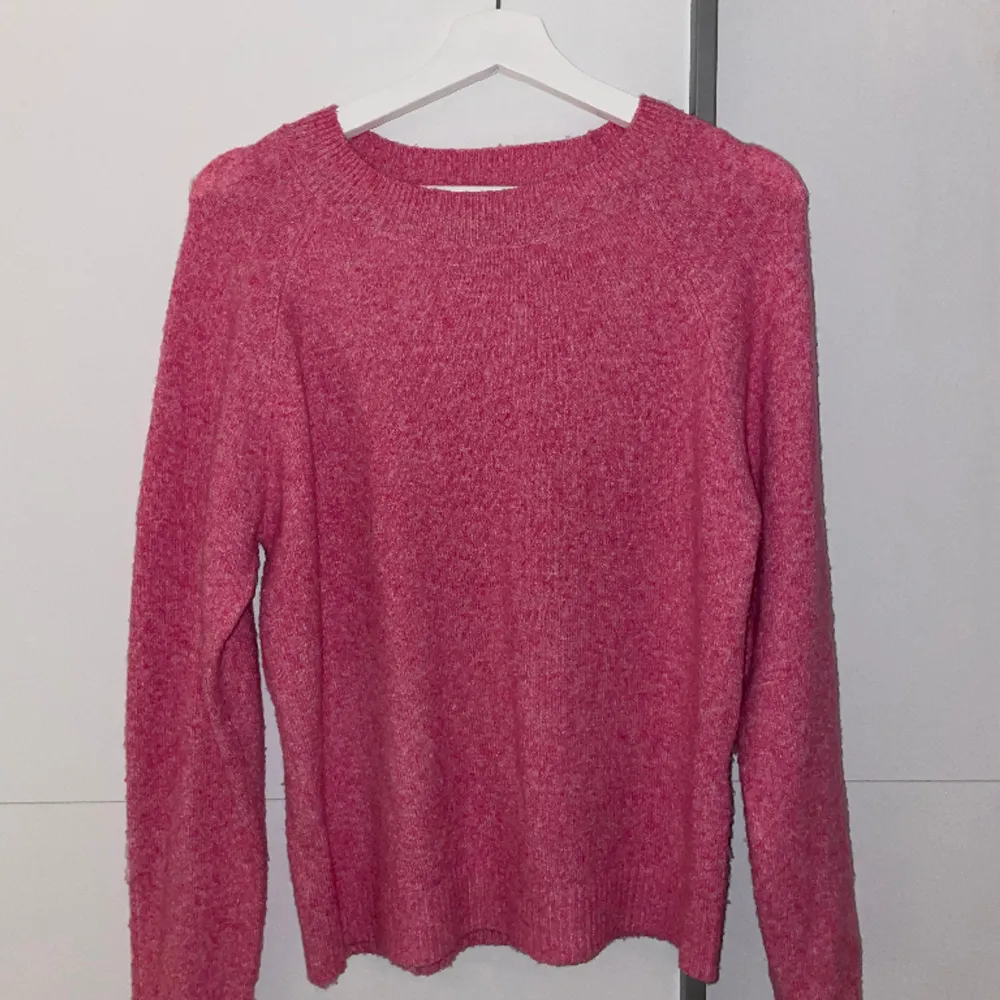 Intressekonflikt på min rosa stickad tröja från Vero Moda, skitsnygg! Använd 2 gånger så den är som ny, skicka för fler bilder💗💗💗. Tröjor & Koftor.