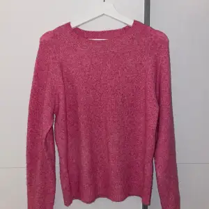 Intressekonflikt på min rosa stickad tröja från Vero Moda, skitsnygg! Använd 2 gånger så den är som ny, skicka för fler bilder💗💗💗