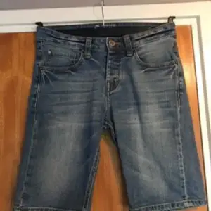 Blå jeansshorts från Cubus strl 28” 98% bomull  2% elastan 