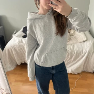 Grå hoodie - Grå välanvänd hoodie, stl XS, säljer för 50🩷