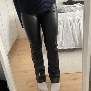 Skinnbyxor - Helt oanvända skinnbyxor från Bik Bok. Jag är 161 cm