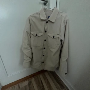 Jack & Jones overshirt - En sjukt snygg overshirt från Jack & Jones. Använd ett fåtal gånger då den är för stor för mig. Cond: 9/10, Storlek: S