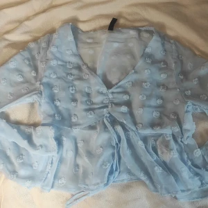 Sommar blus - Ett tunt sommarblus, perfekt för lite varmare vårdagar eller sommaren. Bara testat! Som det syns så är det storlek M 
