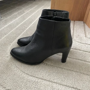 Boots från Dasia.  - Fina boots i läder från Dasia. Använda 1-3 gånger. 