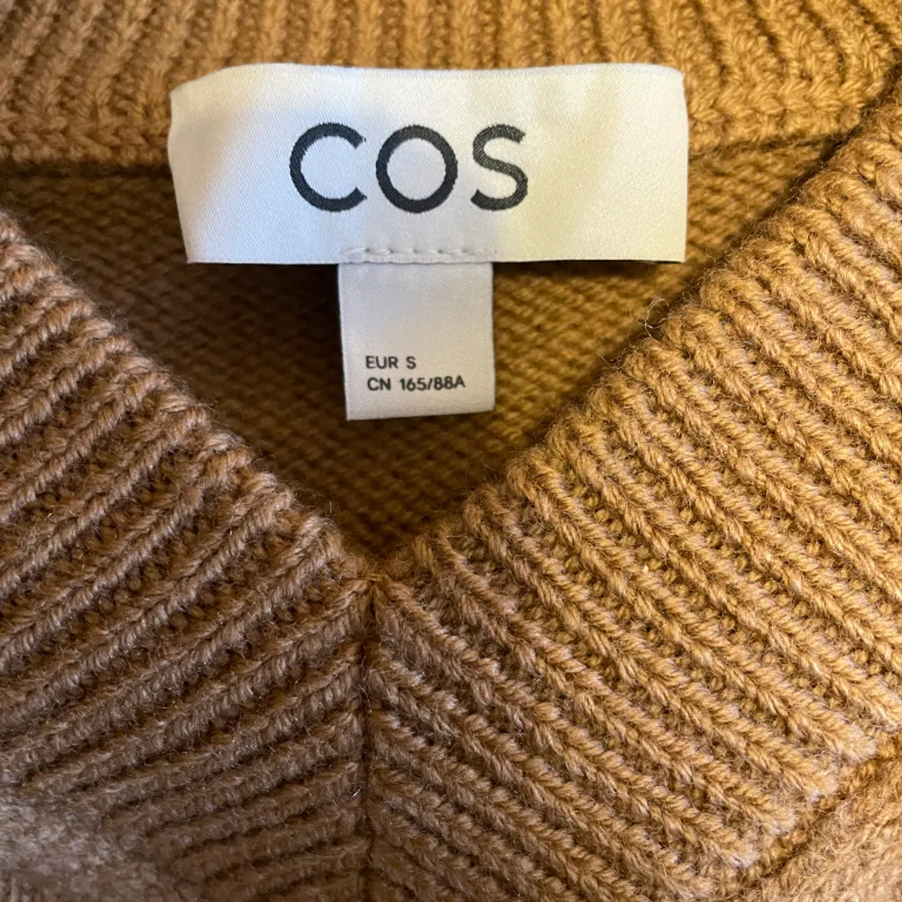 Brun tröja i ull från COS, storlek S. Bara använd en gång så i mycket bra skick. . Tröjor & Koftor.