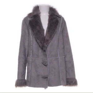 Pälsjacka  - Pälsjacka köpt från märket Bonprix Collection från sellpy. Bra skick, frakt ingår inte💕 klicka ej på köp direkt då jag säljer varan på flera ställen 