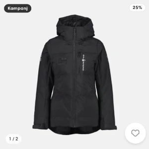 Sail racing jacka dam - Sail racing jacka till salu. Använd denna vintern men tänkte säljas eftersom den kommer inte till användning mer. Jackan ser helt ny ut och där med har inga defekter. Skriv för fler bilder. 😌