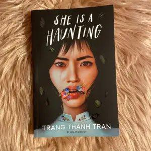 She is a haunting av Trang Thanh Tran. Säljer pga rensning i bokhyllan. Boken är fortfarande i fint skick. Frakt ingår. Betalning endast med swish. 