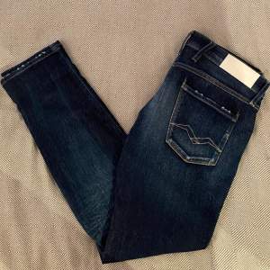 Tja, vi säljer dessa Replay Jeansen i modellen Anbass. Byxorna är knappt använde så konditionen är 9/10. Köptes för ca 1800kr, kan gå ner i pris vid snabb affär.🙌