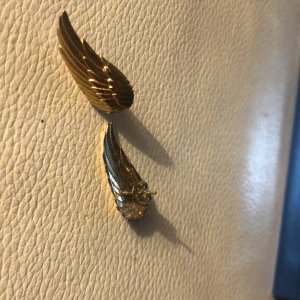 Edblad  - Ett par små vingar från Edblad  Ca 2 cm långa.  De är använda 2 gånger !