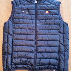 Elesse väst - Använd endast ett fåtal gånger och är som ny. Köpt på zalando, nypris 1000kr