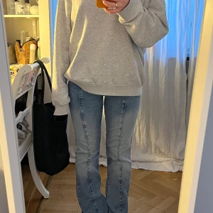 Jeans - Jeans från monki med söm över benet. Köpta för 499 och säljer för 300. Lite långa i benen för mig som är 163 cm men bra passform i övrigt.💕💕