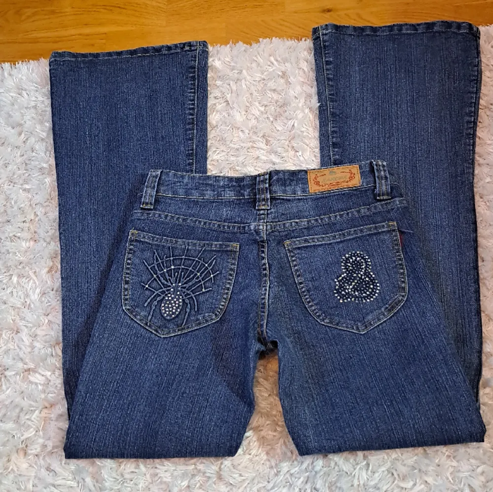 Jättefina lågmidjade bootcut jeans som tyvärr inte passade mig🥲💗 Bra skick! De är köpta på plick så de två sista bilderna är från förra ägaren. Midjemått tvärsöver: cirka 35cm, Innerben: 81 cm. Kontakta om ni undrar något💕. Jeans & Byxor.