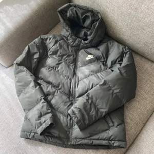 Nike jacka - Vinterjacka från Nike i barnstorlek unisex. Lånade bilder. Nypris 1249kr. Vill bli av med den så därav priset. Inga defekter. Privat för fler bilder.