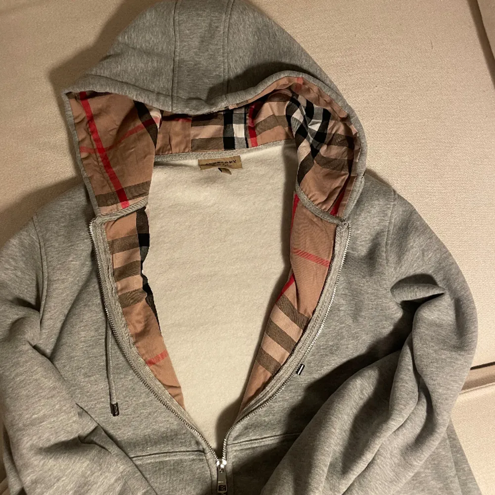 säljer denna burberry zip hoodie skick 10/10 1:1 rep= den är inte äkta, men funkar lika bra som en äkta. Storlek L men passar M.. Hoodies.