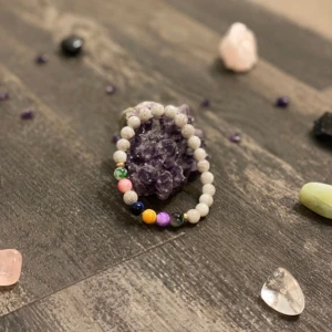 chakra armband - OBS: Varje armband är unikt, och färgnyanser kan variera på grund av de naturliga egenskaperna hos ädelstenarna.