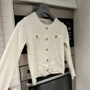 Elsa.M tröja  - Stickad tröja, sitter väldigt fint på! Använd ett fåtal gånger 💘