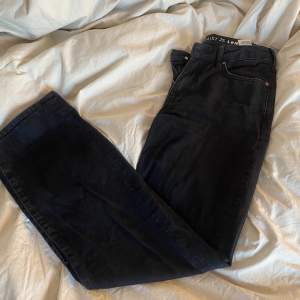 Säljer mina svarta jeans från bikbok då dom inte längre kommer till användning☺️ använda ett fåtal gånger! Byxorna är i storlek 25/32 vilket jag skulle säga motsvarar xs/s☺️