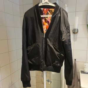 Freddie G jacka - Säljer min ovanliga Freddie G jacka för bra pris. Den är slutsåld och går ej få tag på. Skick 9/10 har knappt använt. Nypris runt 2600. Hör av dig för mer frågor!