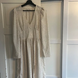 Prickig klänning  - Prickig klänning från MONKI. Storlek 34🌷