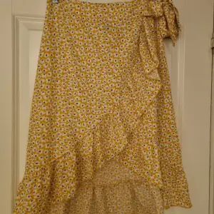 En tunn kjol med volanger. 