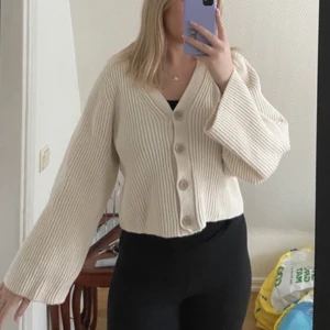 Kofta - Kofta i mycket fint skick, endast använd några få gånger🤍