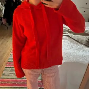 Röd stickad hoodie i fint skick men något nopprig
