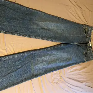 Jeans köpta på H&M Knappt använda  Strl 38 Dom är väldigt snygga om man gillar lite större byxor 